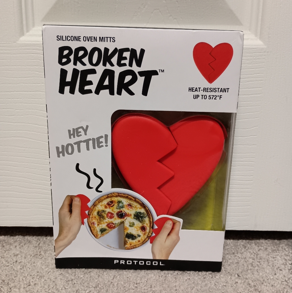 NWT Protocol Silicone Oven Mitts Red Broken Heart